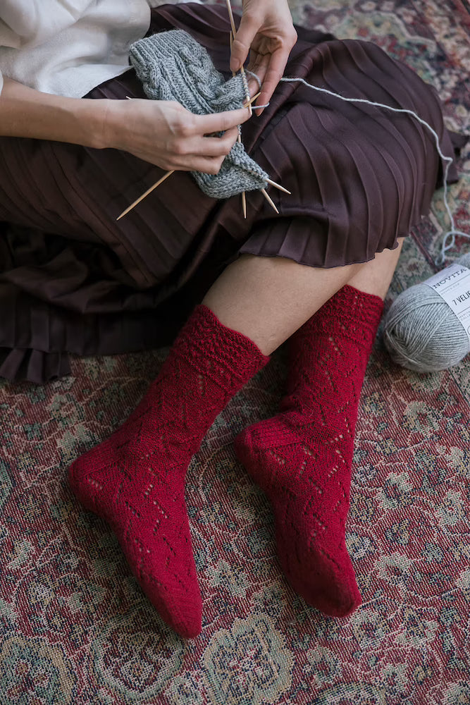 Harmonia Socks | feines Lacemuster aus Viola von Novita