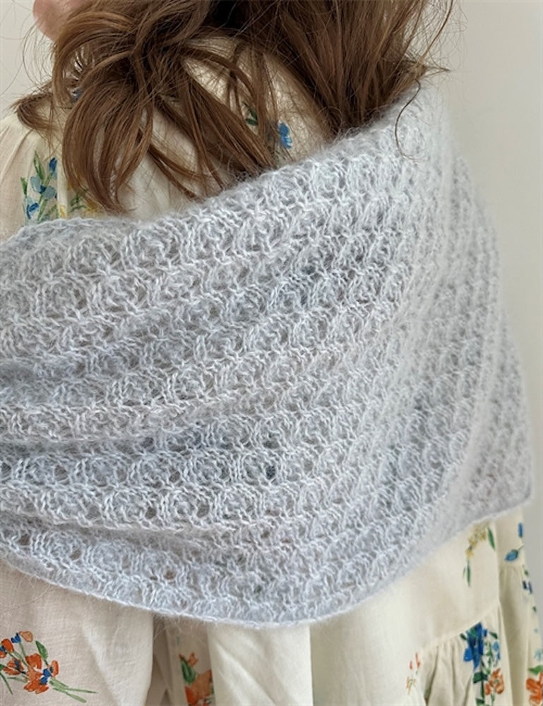 Bellis Scarf | zartes Blütenmuster aus Alpakka Folgetrad und Tynn Silk Mohair von Sandnes Garn