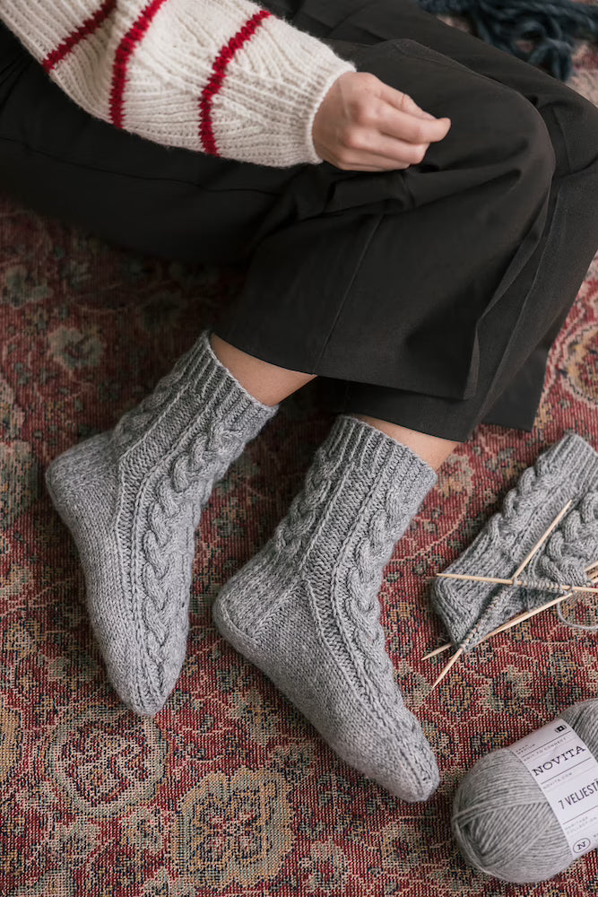 Moorland Socks | warm cable pattern from 7 Brothers by Novita with free instructions