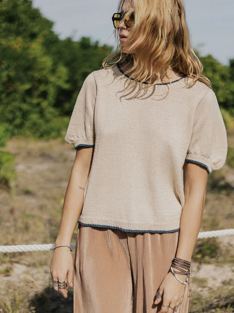 Molly Tee | mit zarten Kontrasträndern aus Mandarin Petit von Sandnes Garn