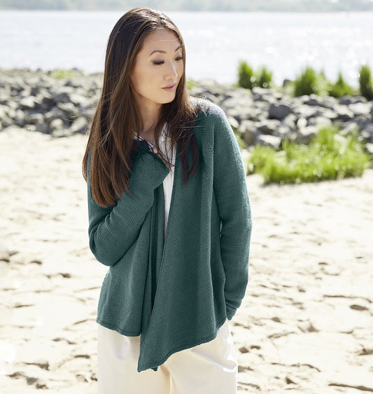 Kanshoku Cardigan | lässig offen getragen aus Cheeky Merino Joy von Rosy Green Wool