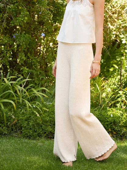 Roselyn Pants | Pantalon basique avec un fin motif ondulé, tricoté en Tynn Line de Sandnes Garn