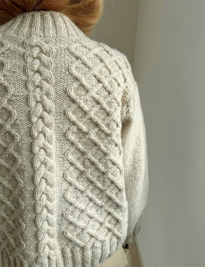Maglione Asta | motivo a trecce casual realizzato con un solo filo di Atlas di Sandnes Garn