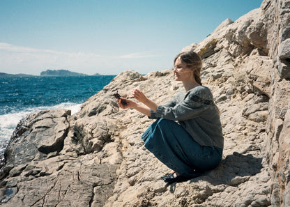 Sweater No. 74 | klassisk delikat mønster i Le Petit Lambswool fra Biches & Buches