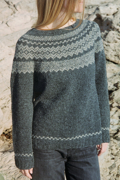 Afterparty Sweater | sart norsk sweater i Le Petit Lambswool fra Biches & Bûches