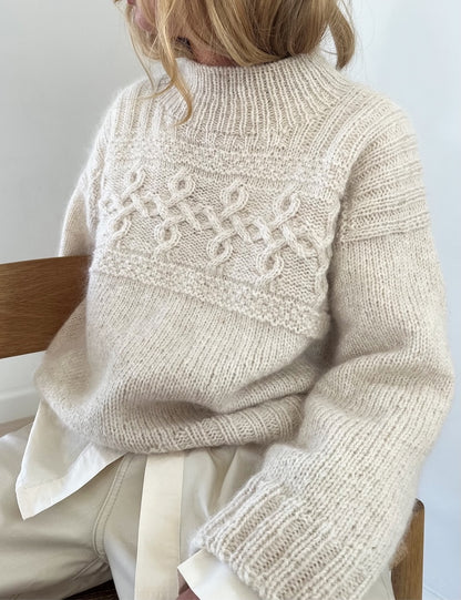 Edith Sweater | avslappnat, tidlöst flätmönster i Le Petit Lambswool och Le Petit Silk & Mohair från Biches & Bûches