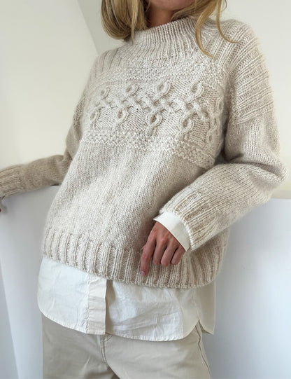 Edith Sweater | avslappnat, tidlöst flätmönster i Le Petit Lambswool och Le Petit Silk & Mohair från Biches & Bûches