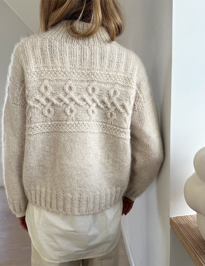 Edith Sweater | avslappnat, tidlöst flätmönster i Le Petit Lambswool och Le Petit Silk & Mohair från Biches & Bûches
