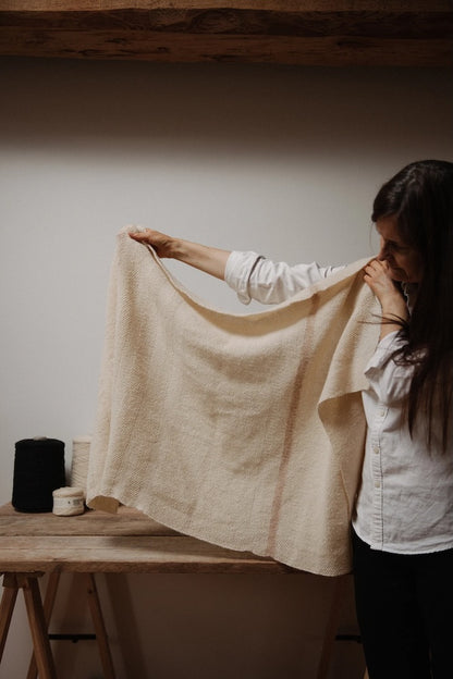 Châle n° 60 | grand châle avec de fines rayures en Le Petit Lambswool de Biches & Bûches