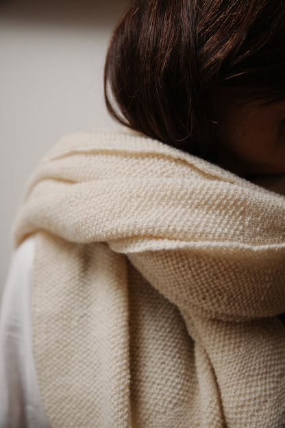 Châle n° 60 | grand châle avec de fines rayures en Le Petit Lambswool de Biches & Bûches