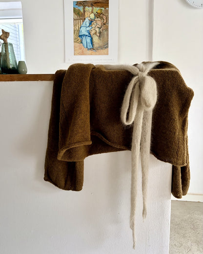 The Bow Sweater | Trui met strik van Le Petit Lambswool en Le Petit Silk & Mohair van Biches & Bûches