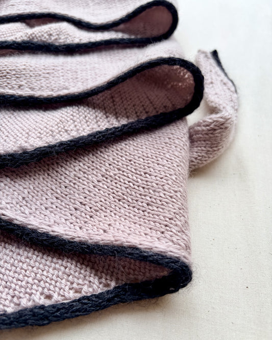 De eenvoudigste sjaal met een klein lijntje | uit Cheeky Merino Joy van Rosy Green Wool met Pinta en Mohair Bliss van Pascuali
