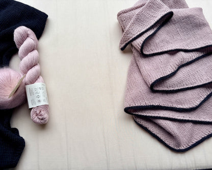 Das einfachste Tuch mit kleiner Linie | aus Cheeky Merino Joy von Rosy Green Wool mit Pinta und Mohair Bliss von Pascuali