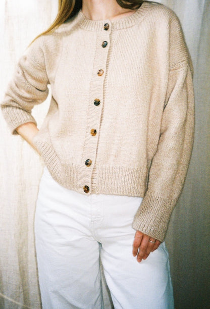 Marlo-cardigan | klassisk og med et silkeblødt fald i Le Petit Organic Cotton og Le Petit Silk & Mohair fra Biches & Bûches