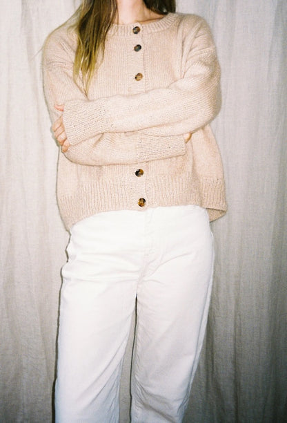 Marlo-cardigan | klassisk og med et silkeblødt fald i Le Petit Organic Cotton og Le Petit Silk & Mohair fra Biches & Bûches