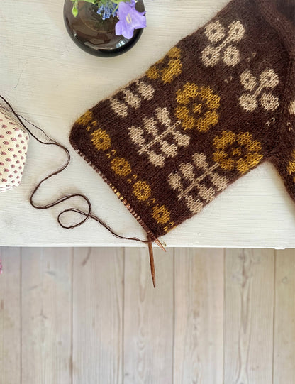 Mona Sweater | Flowerpower aus Tynn Peer Gynt und Tynn Silk Mohair von Sandnes Garn