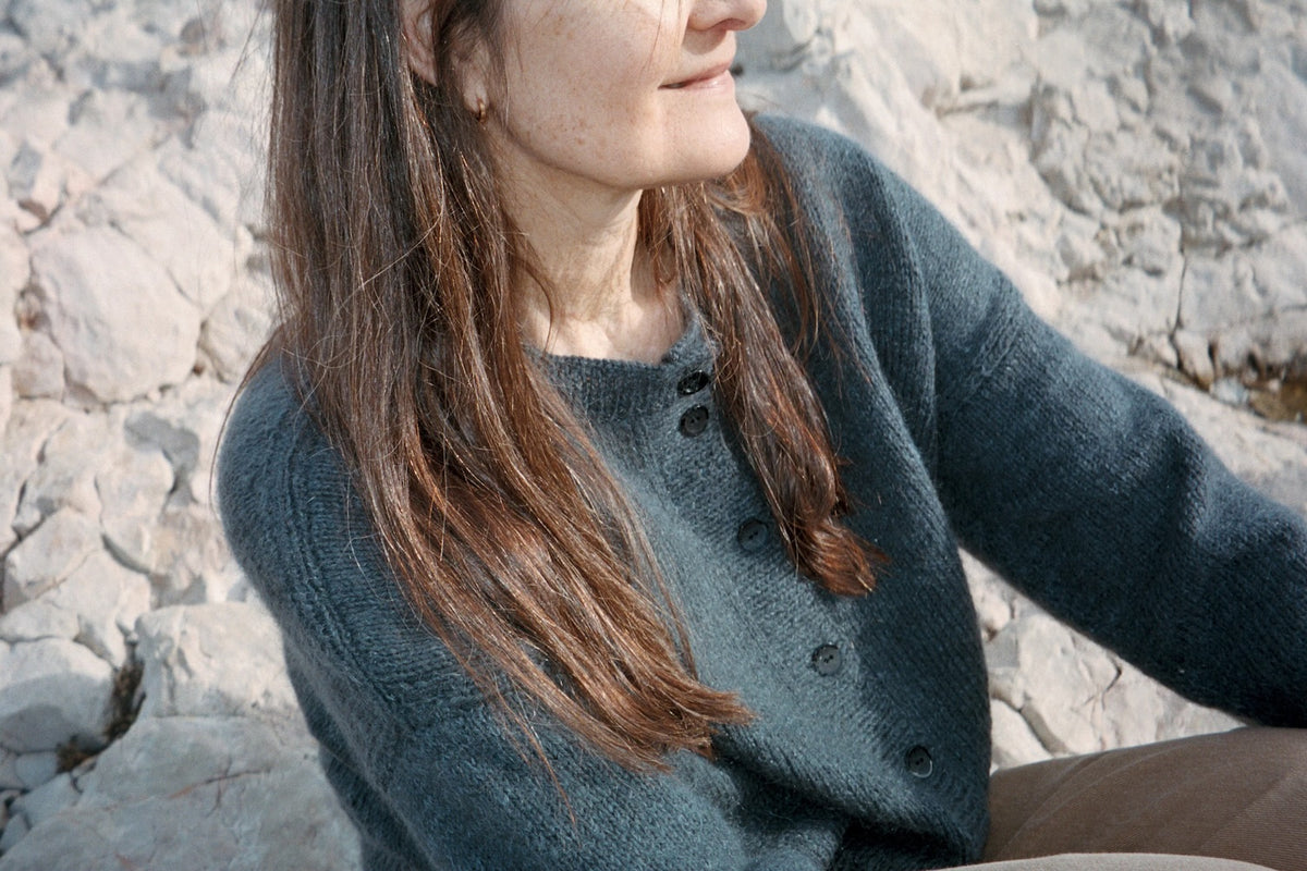 Marlo-cardigan | klassisk og med et silkeblødt fald i Le Petit Organic Cotton og Le Petit Silk & Mohair fra Biches & Bûches