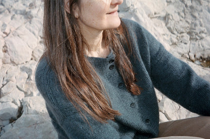 Marlo-cardigan | klassisk og med et silkeblødt fald i Le Petit Organic Cotton og Le Petit Silk & Mohair fra Biches & Bûches