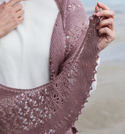 Tuch Play of Light | hulmønster i Cheeky Merino Joy fra Rosy Green Wool