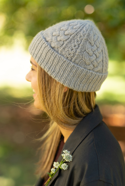 Ode Hat | zartes Zopfmuster aus Far von Woolfolk