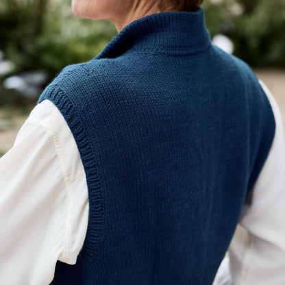 Waymark Vest | fin strikvest i Cheeky Merino Joy fra Rosy Green Wool