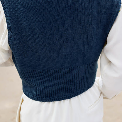 Waymark Vest | fin strikvest i Cheeky Merino Joy fra Rosy Green Wool
