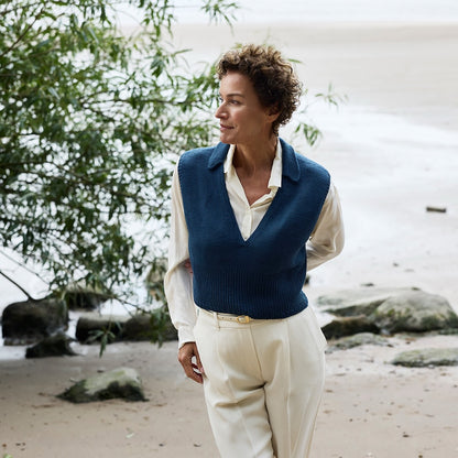Waymark Vest | fin strikvest i Cheeky Merino Joy fra Rosy Green Wool