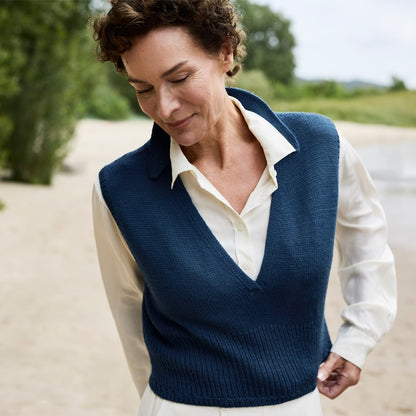 Waymark Vest | fin strikvest i Cheeky Merino Joy fra Rosy Green Wool