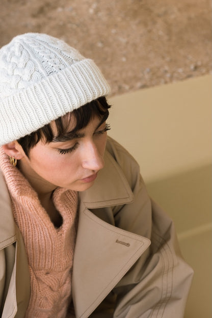 Ode Hat | zartes Zopfmuster aus Far von Woolfolk