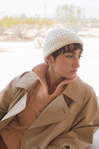 Ode Hat | zartes Zopfmuster aus Far von Woolfolk
