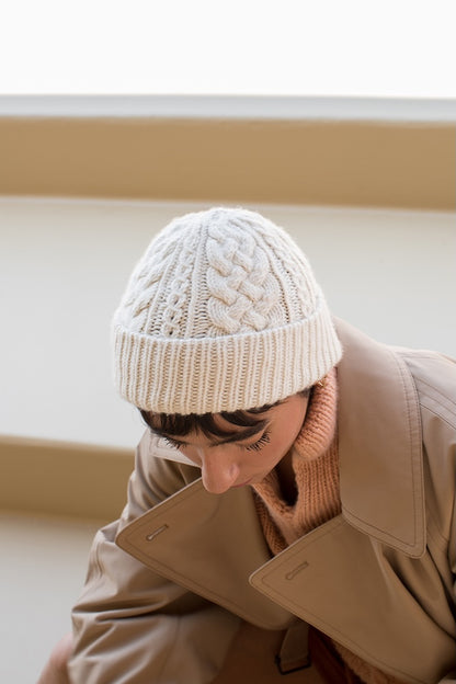 Ode Hat | zartes Zopfmuster aus Far von Woolfolk