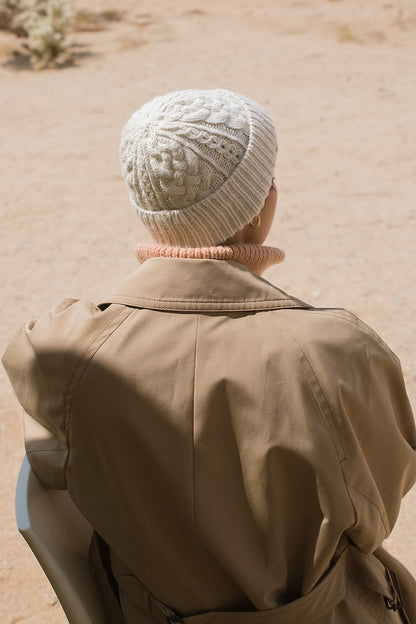 Ode Hat | zartes Zopfmuster aus Far von Woolfolk