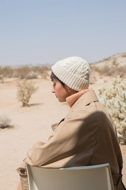Ode Hat | zartes Zopfmuster aus Far von Woolfolk