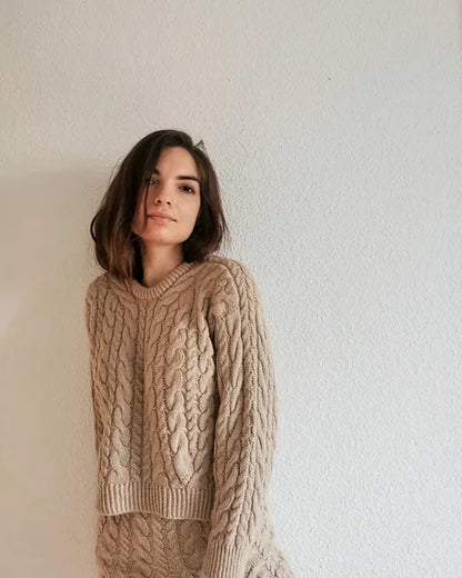 Ann-Kathrin Stoll Cozy Cable Sweater mit Ecopuno und Setasuri von Lana Grossa 1
