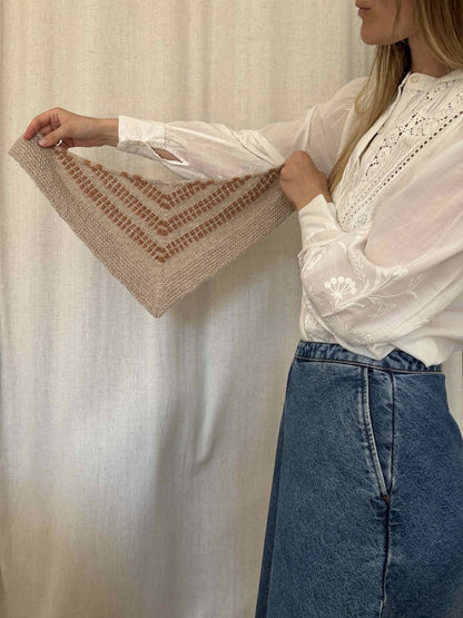 Seaside Shawl | burvīga šalle no Le Lambswool un Le Gros Silk & Mohair dzijas, ko ražo Biches & Bûches