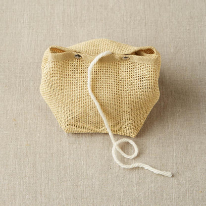 CocoKnits Mesh Projectbag,geschlossen, Faden ist herausgeführt