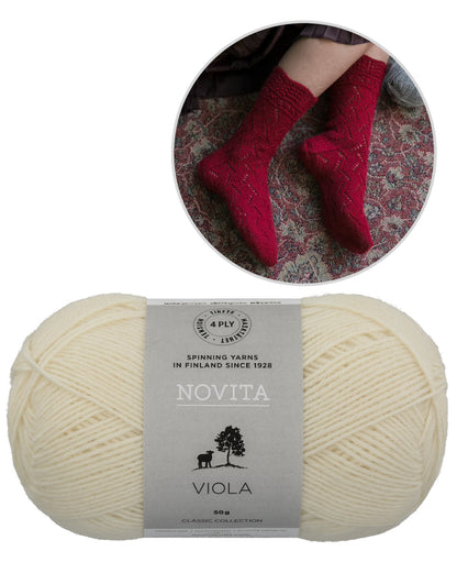Harmonia Socks | feines Lacemuster aus Viola von Novita