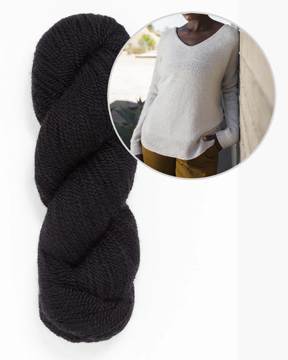 Hvid sweater | afslappet V-udskæring i tyndt garn fra Woolfolk