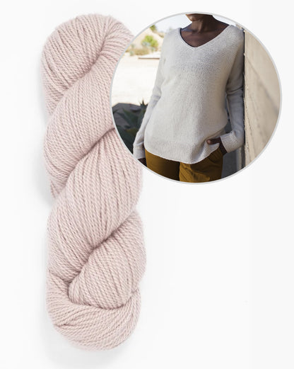 Hvid sweater | afslappet V-udskæring i tyndt garn fra Woolfolk