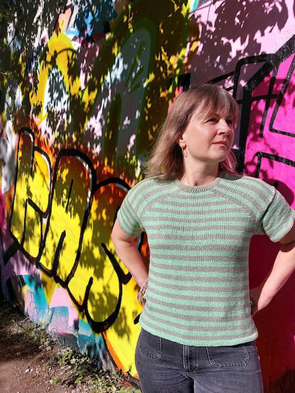 Versa Tee | stribet t-shirt med afslappet skulder i Line fra Sandnes Garn