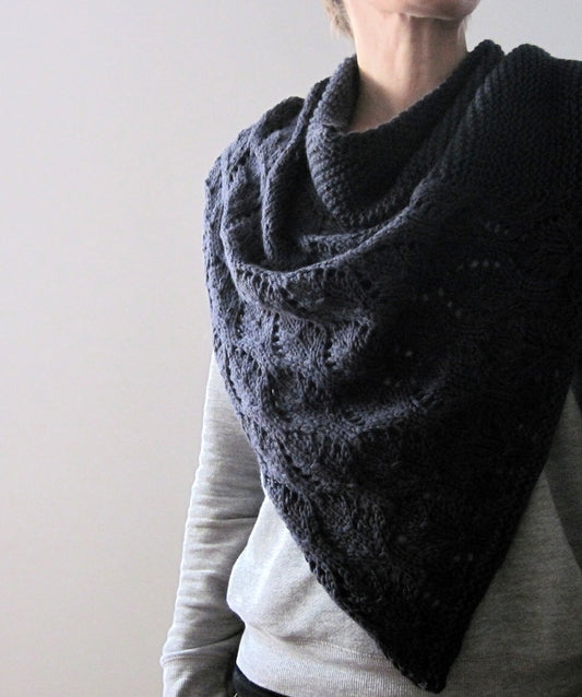 Ainu | afslappet, luftigt sjal i Big Merino Hug fra Rosy Green Wool