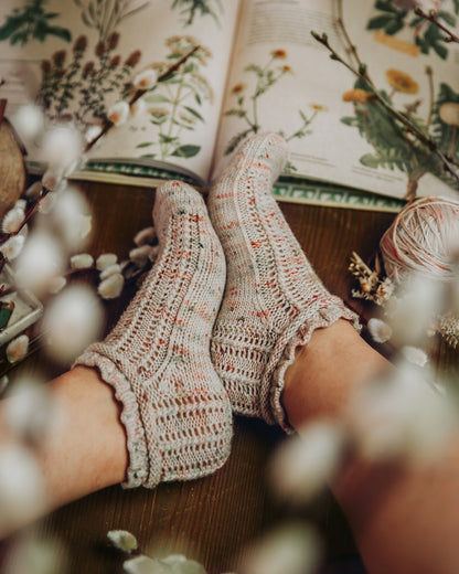 Daisy Lace Socks | zart und romantisch aus Terra von Symfonie Yarns