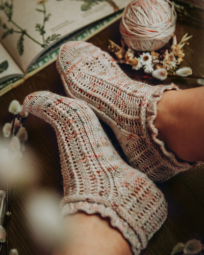 Daisy Lace Socks | zart und romantisch aus Terra von Symfonie Yarns