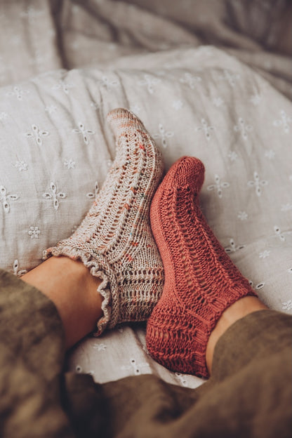Daisy Lace Socks | zart und romantisch aus Terra von Symfonie Yarns