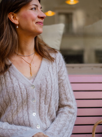 Sophisticable Cardigan | afslappet elegant fletmønster i Alpakka Silke og Tynn Silk Mohair fra Sandnes Garn