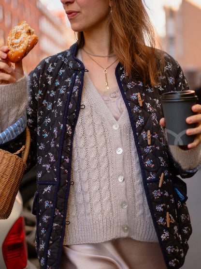 Sophisticable Cardigan | afslappet elegant fletmønster i Alpakka Silke og Tynn Silk Mohair fra Sandnes Garn