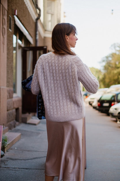 Sophisticable Cardigan | afslappet elegant fletmønster i Alpakka Silke og Tynn Silk Mohair fra Sandnes Garn