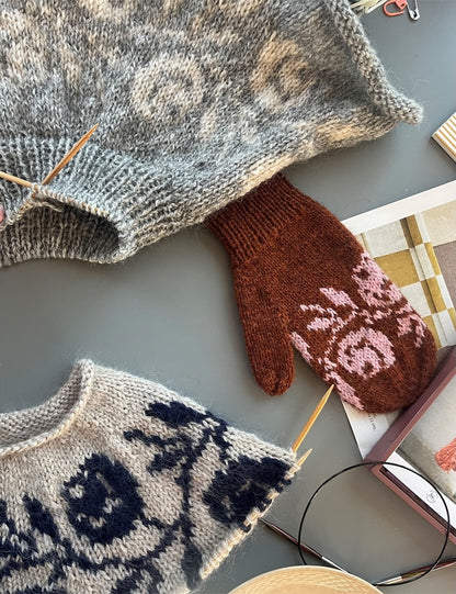 Rosie Yoke Sweater | romantische Rosen aus Peer Gynt und Tynn Silk Mohair von Sandnes Garn