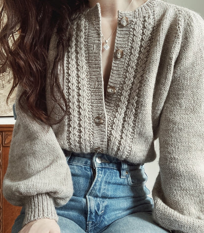 The Sascha Cardigan | feines Zopfmuster aus Peer Gynt von Sandnes Garn