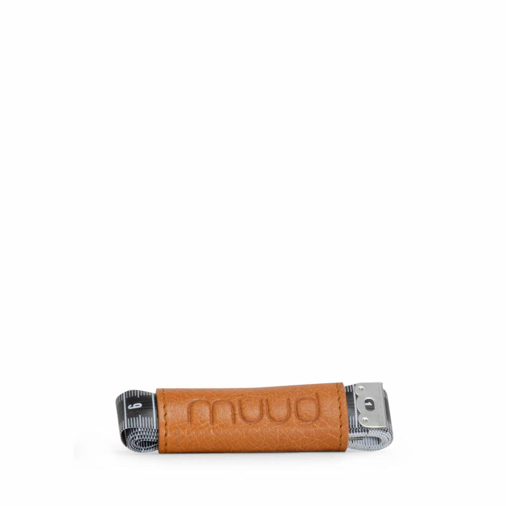 muud, Maßbandetui Enya, braun, mit Maßband